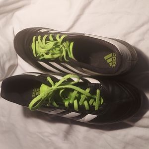 Soccer shoes